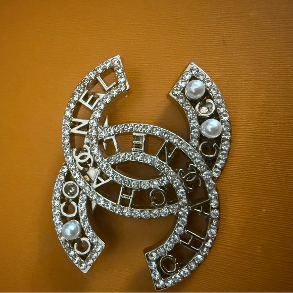 New upcycled Chanel Elegant Silver and Pearl brooch - Picture 2 of 3